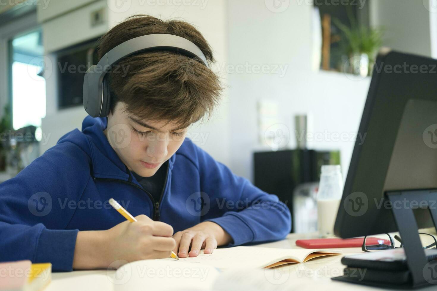 estudiante chico con tableta computadora aprendizaje a hogar foto