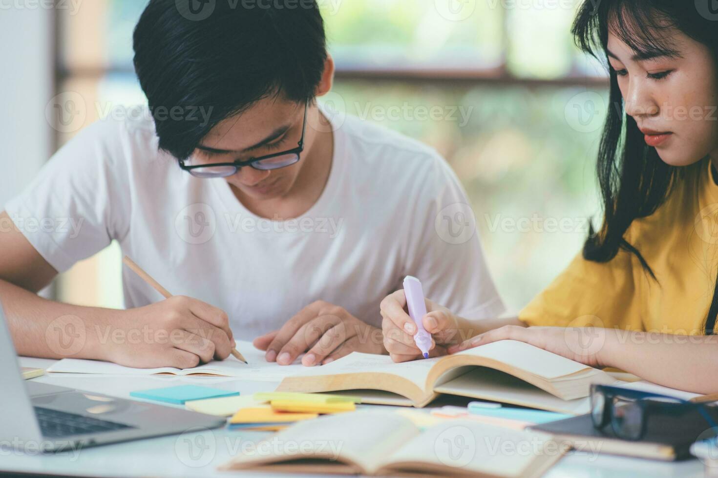 joven estudiantes instalaciones ayuda amigo atrapando arriba y aprendiendo. foto