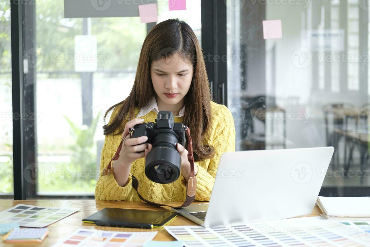 joven asiático gráfico diseñador trabajando en computadora. foto