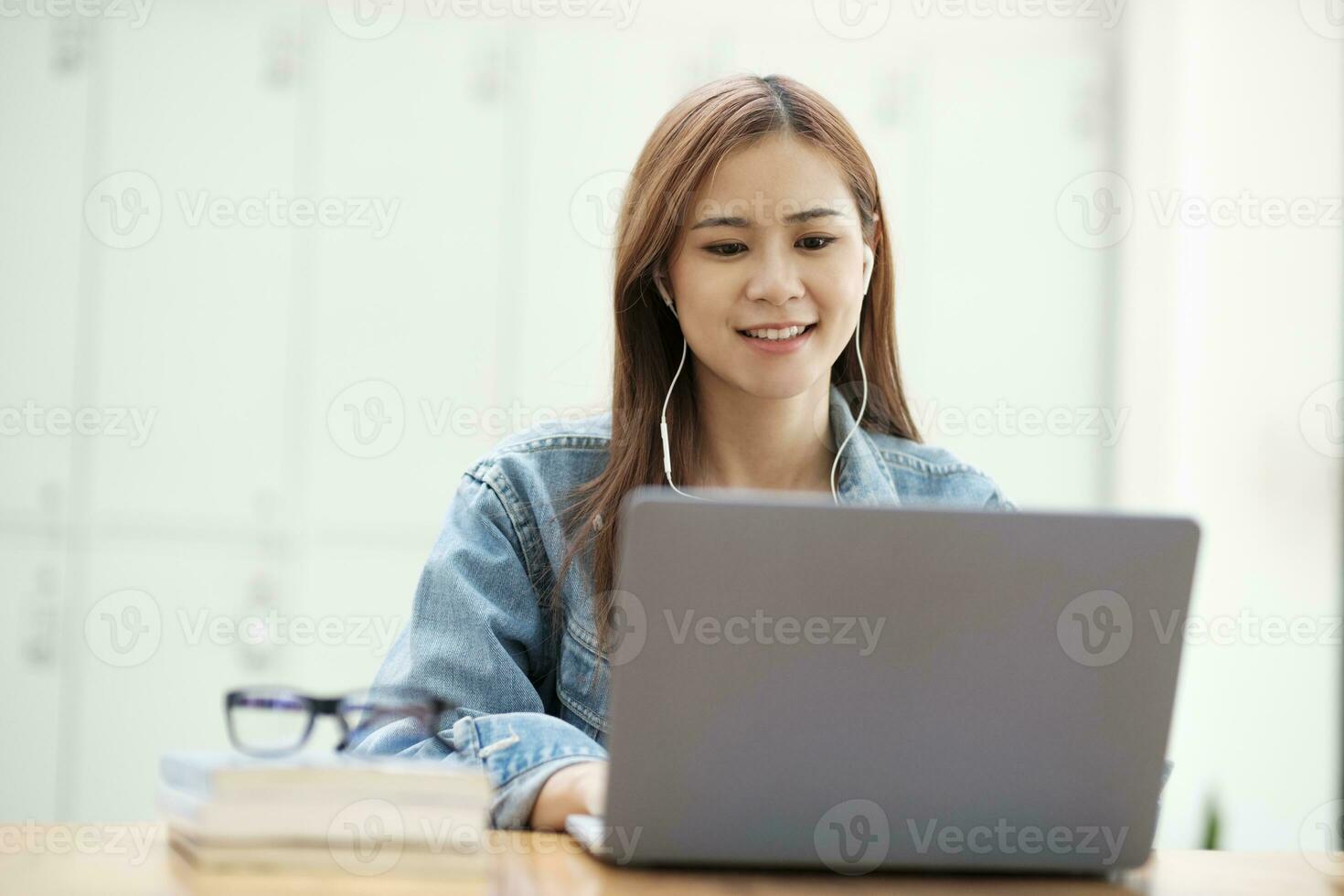 joven hembra estudiante aprendizaje en línea utilizando ordenador portátil. foto