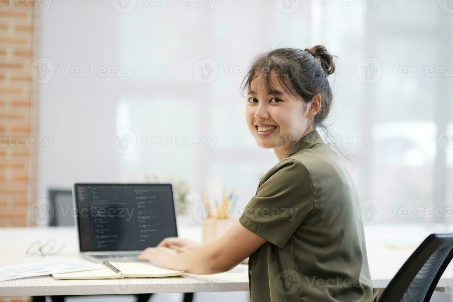 cerca arriba de mujer de negocios trabajando a oficina utilizando ordenador portátil mujer de negocios sonriente a cámara. foto