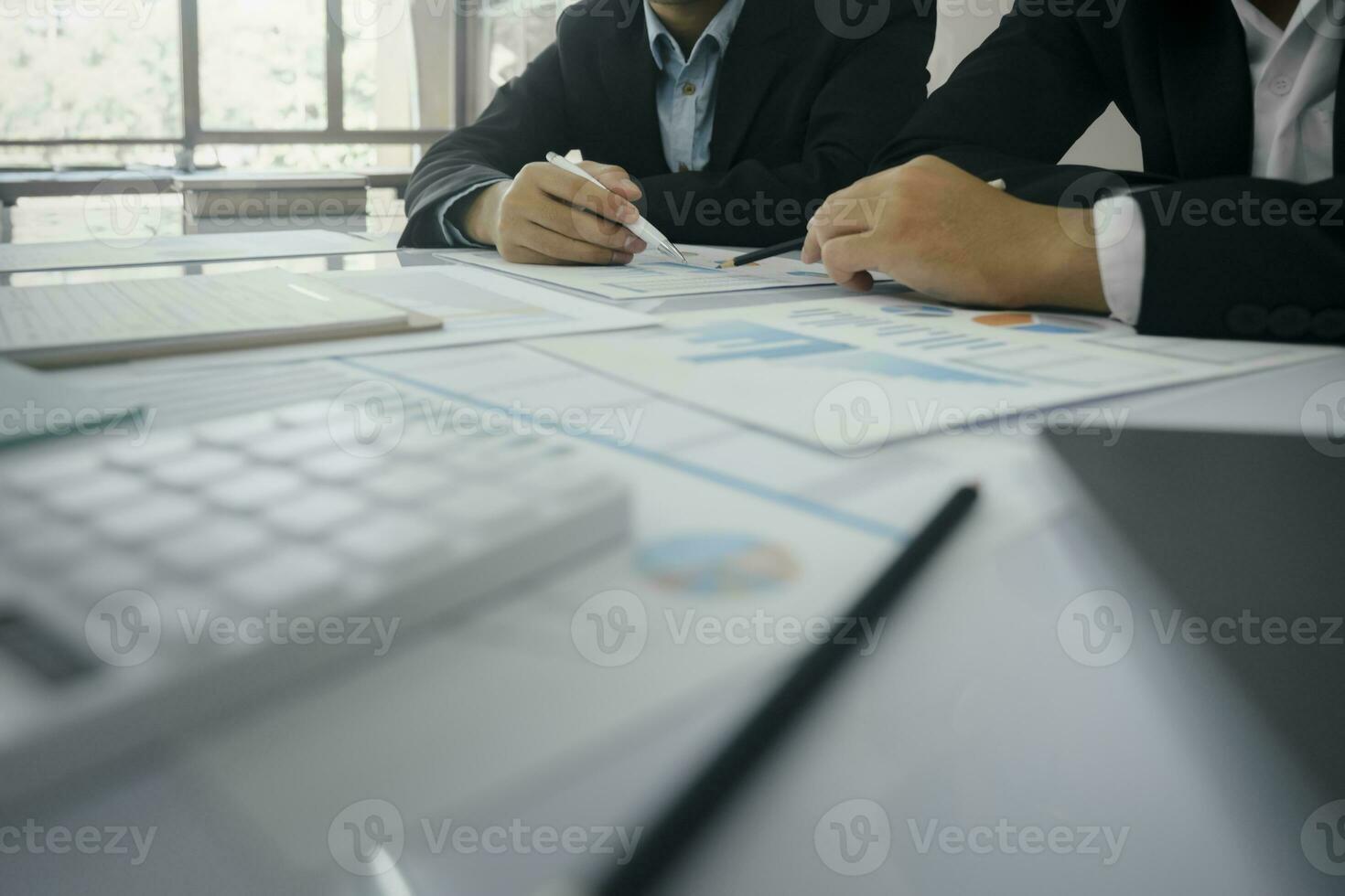 puesta en marcha asiático negocio trabajo en equipo concepto que se discute gráficos demostración el resultados. foto