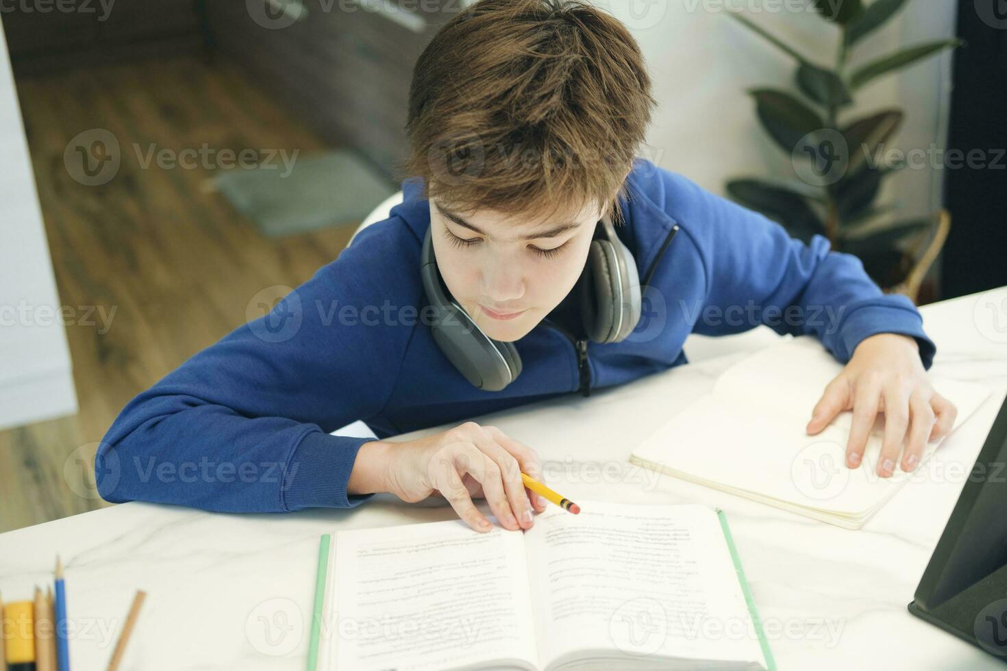 estudiante chico con tableta computadora aprendizaje a hogar foto