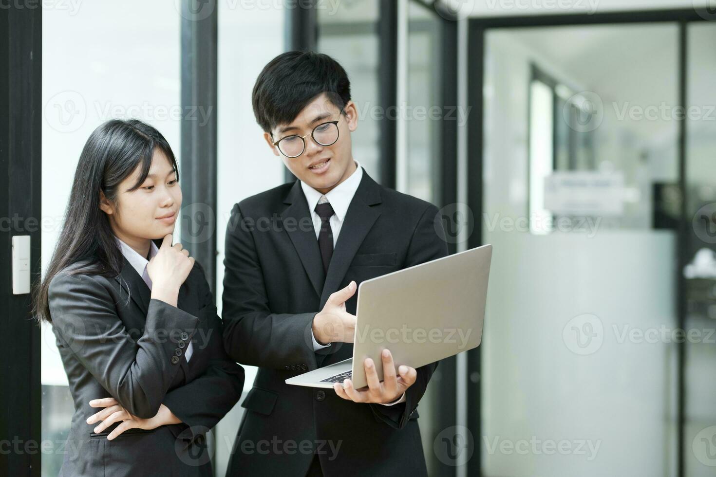 negocio personas que se discute negocio estrategia. foto