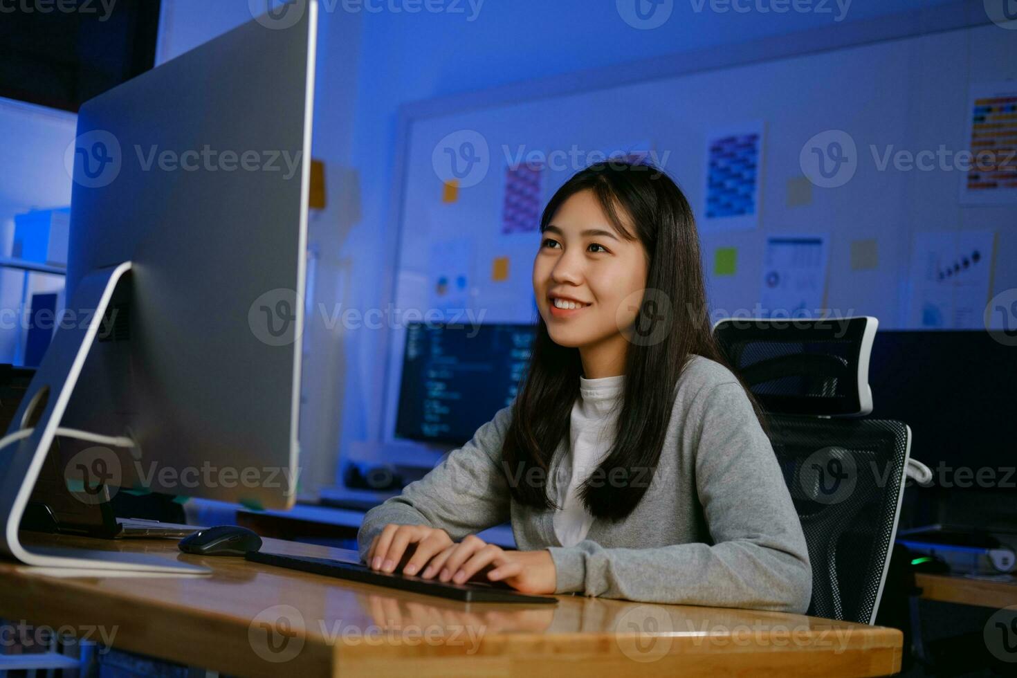 programadores y desarrollador equipos son codificación y desarrollando software foto