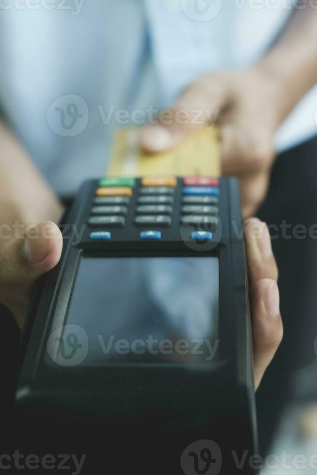 cliente compras en línea pagar por crédito tarjeta. foto