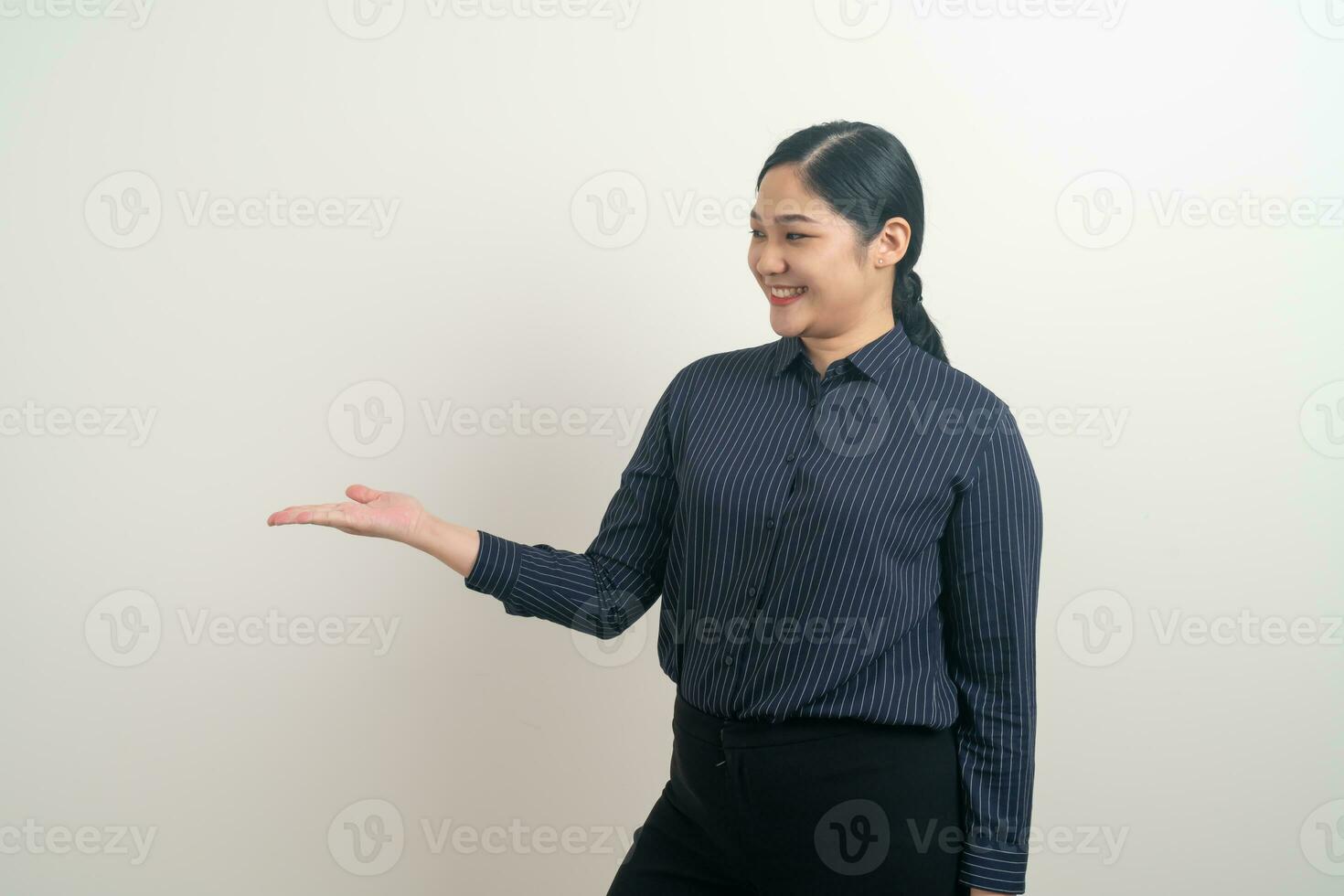 Mujer asiática con la mano apuntando sobre fondo blanco. foto