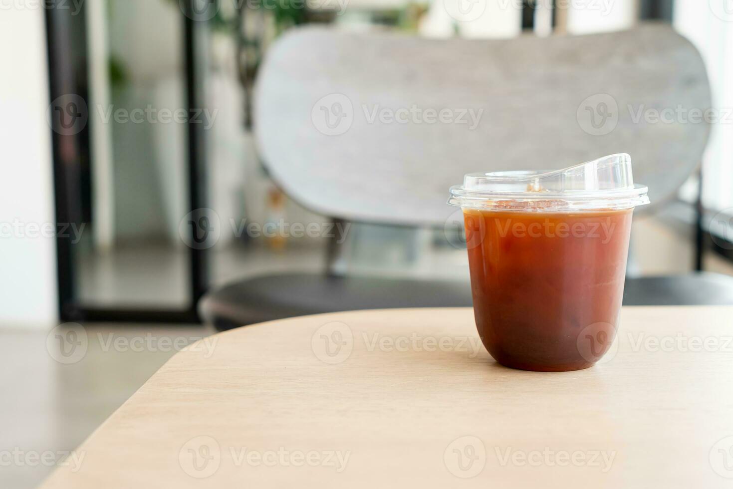 café americano o café negro largo en vaso foto