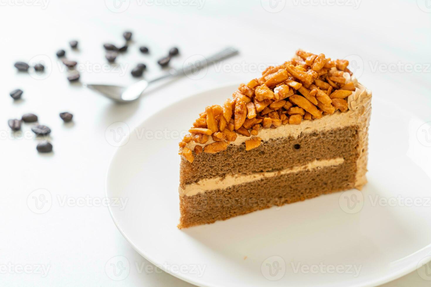 Pastel de café con almendras en un plato foto