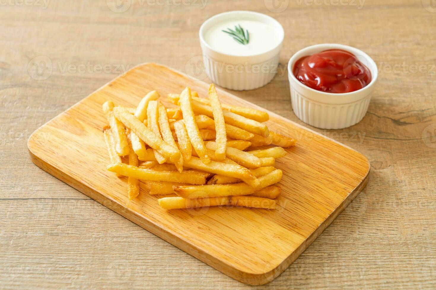 papas fritas con crema agria y salsa de tomate foto