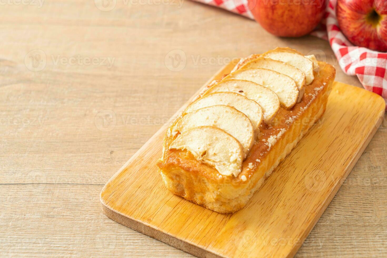 Pan de manzana desmenuzado sobre tablero de madera foto