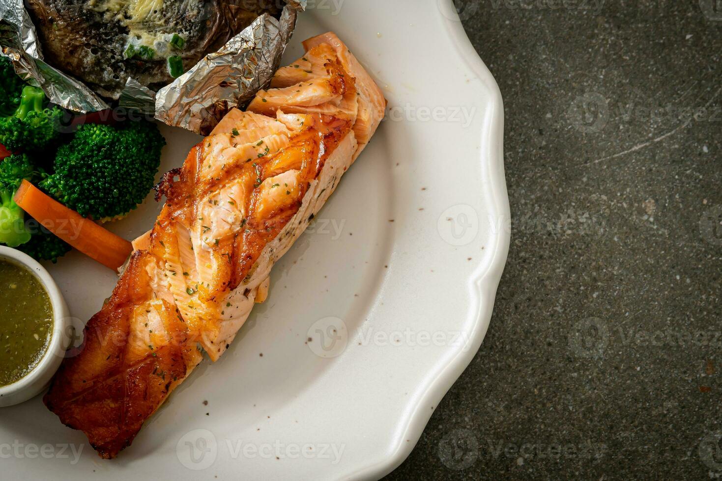 filete de salmón a la parrilla con patata al horno foto