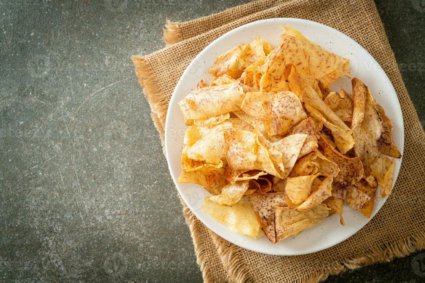 chips de taro dulce crujiente - snack foto