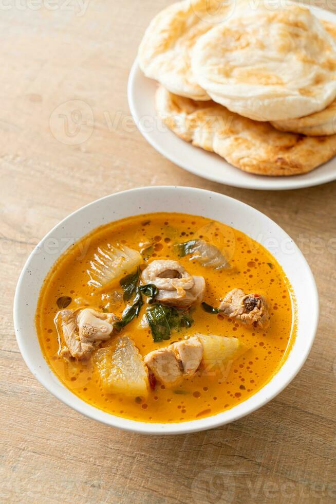 sopa de pollo al curry con roti foto