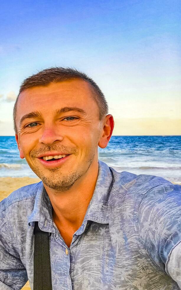 masculino turista de viaje hombre tomando selfie playa del carmen México. foto