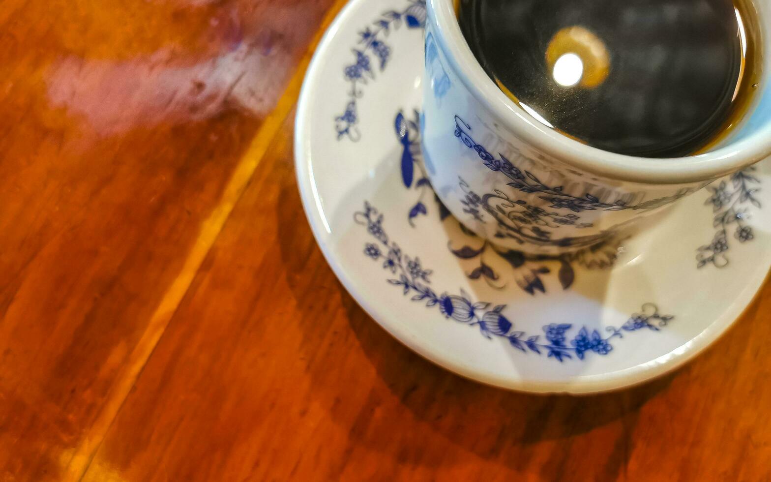 taza blanca azul con mesa de madera negra mexico. foto