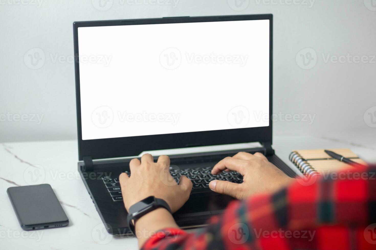 del hombre manos trabajando en ordenador portátil en frente de blanco foto