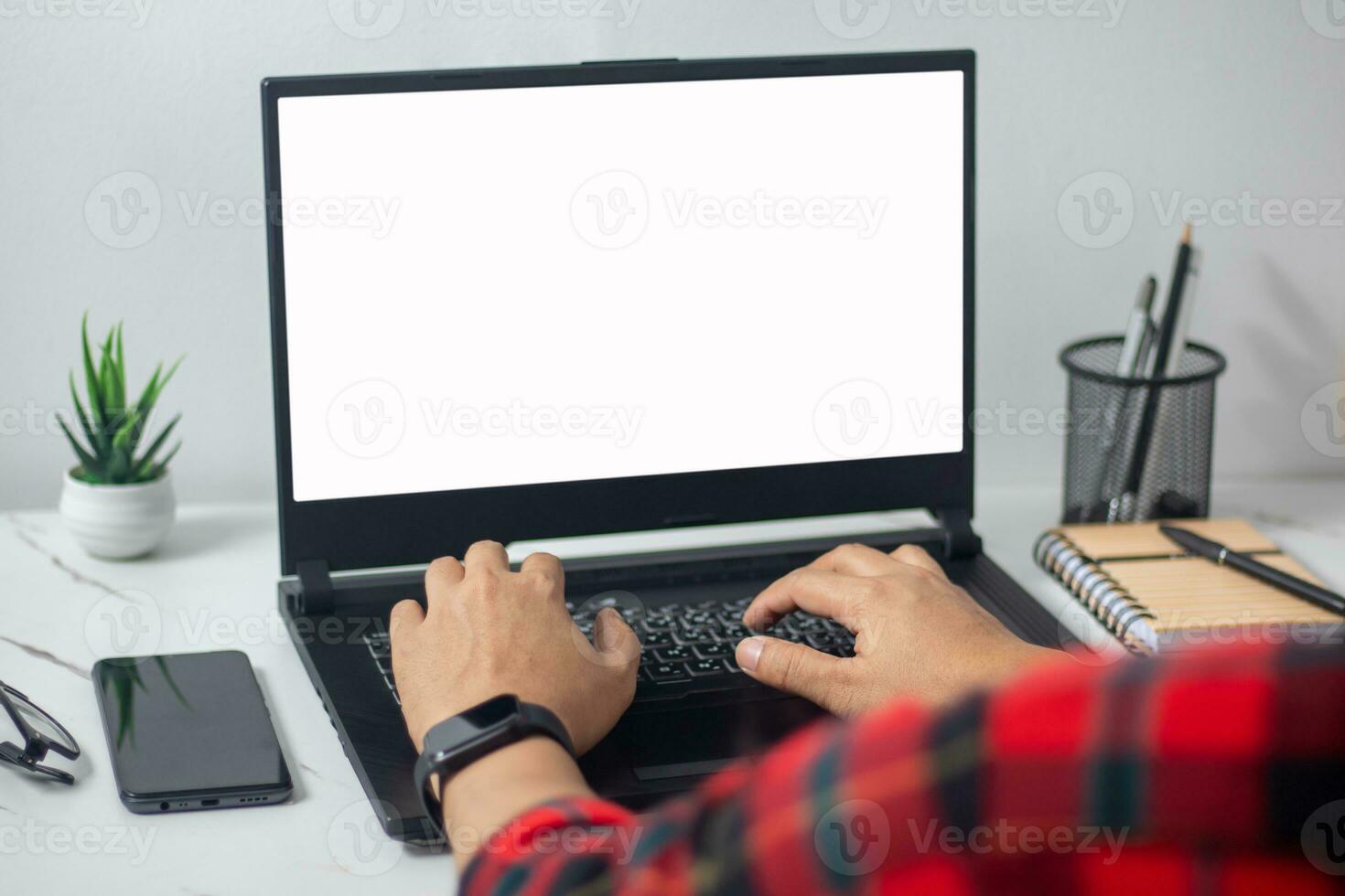 del hombre manos trabajando en ordenador portátil en frente de blanco foto