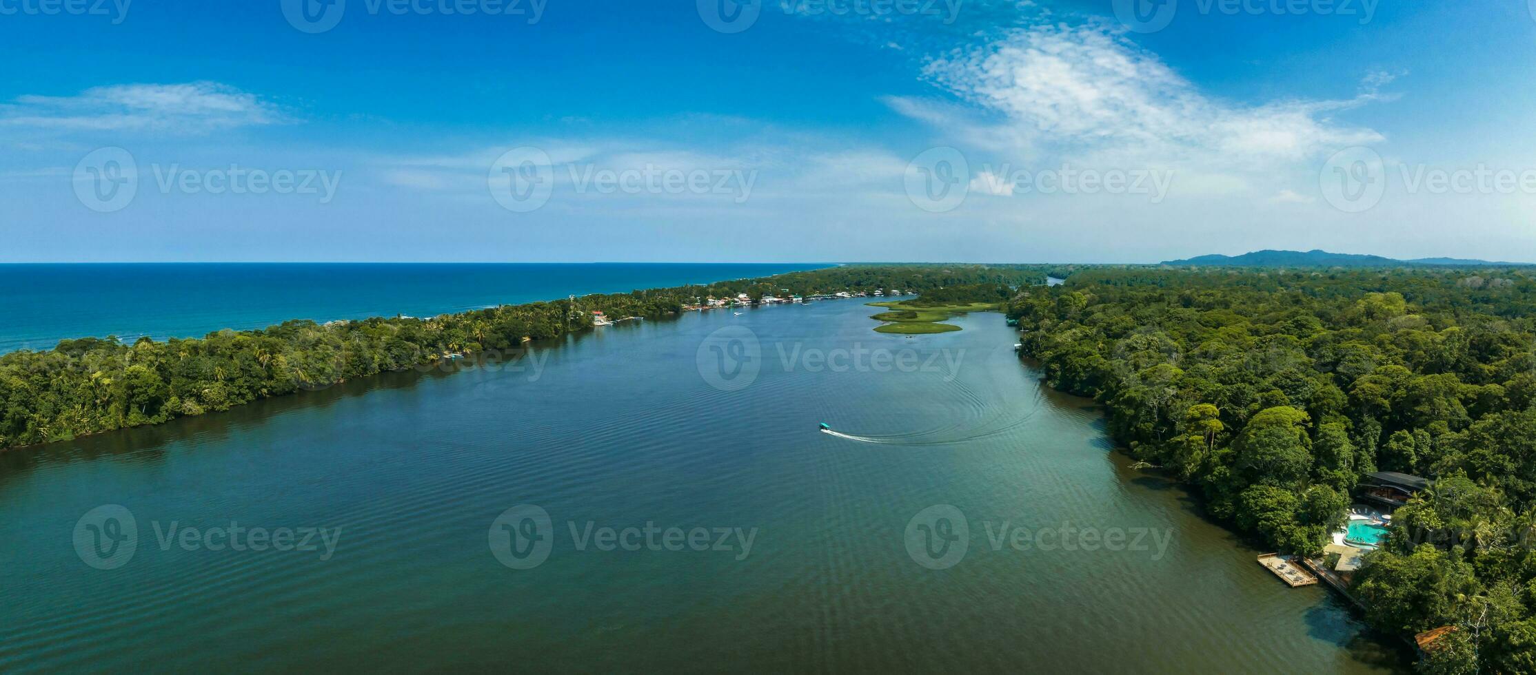 aéreo ver de tortuguero aldea, costa rica foto