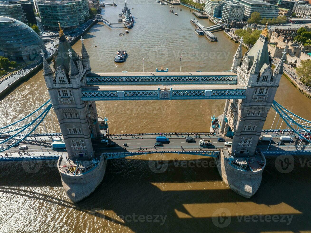icónico puente de la torre que conecta londong con southwark en el río támesis foto