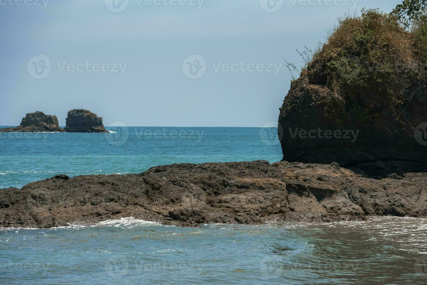 Scenic view of pacific ocean and beautiful horizon under sky at Costa Rica photo