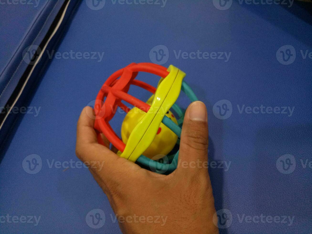 pelota juguete con vistoso el plastico radios con un ruidoso sonido para bebés foto