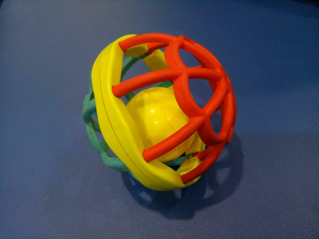pelota juguete con vistoso el plastico radios con un ruidoso sonido para bebés foto