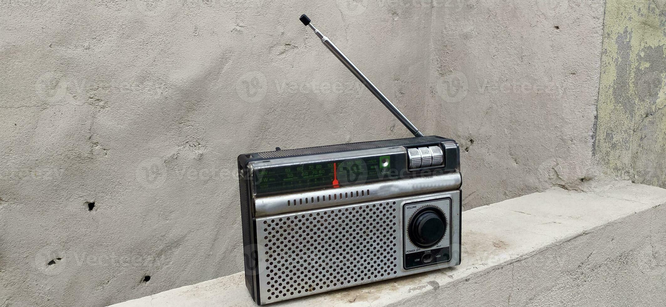 un antiguo plata negro radio ese es roto foto