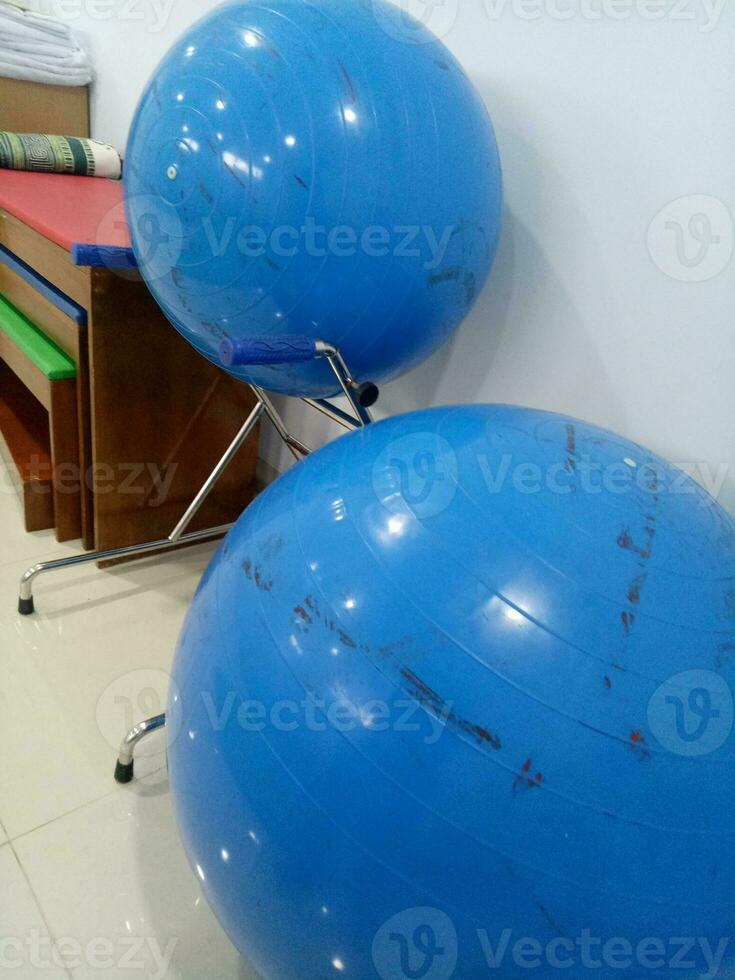 grande azul gimnasio pelota en el esquina de el habitación foto