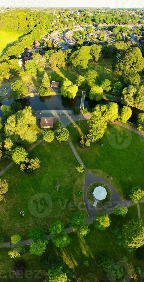 aéreo ver de lutón pueblo de Inglaterra Reino Unido a terminado el Wardown público parque, el drones cámara imágenes estaba capturado en junio 13, 2023 foto