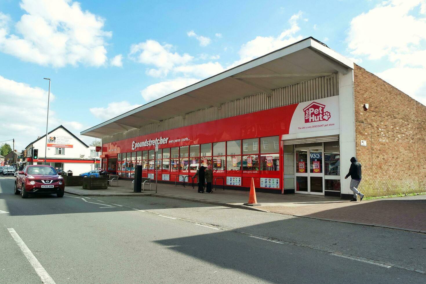 Most Beautiful Image of Luton City of England UK. The Roads and House is Looking Great in Sunshine. Image Was Captured on April 25th, 2023 photo