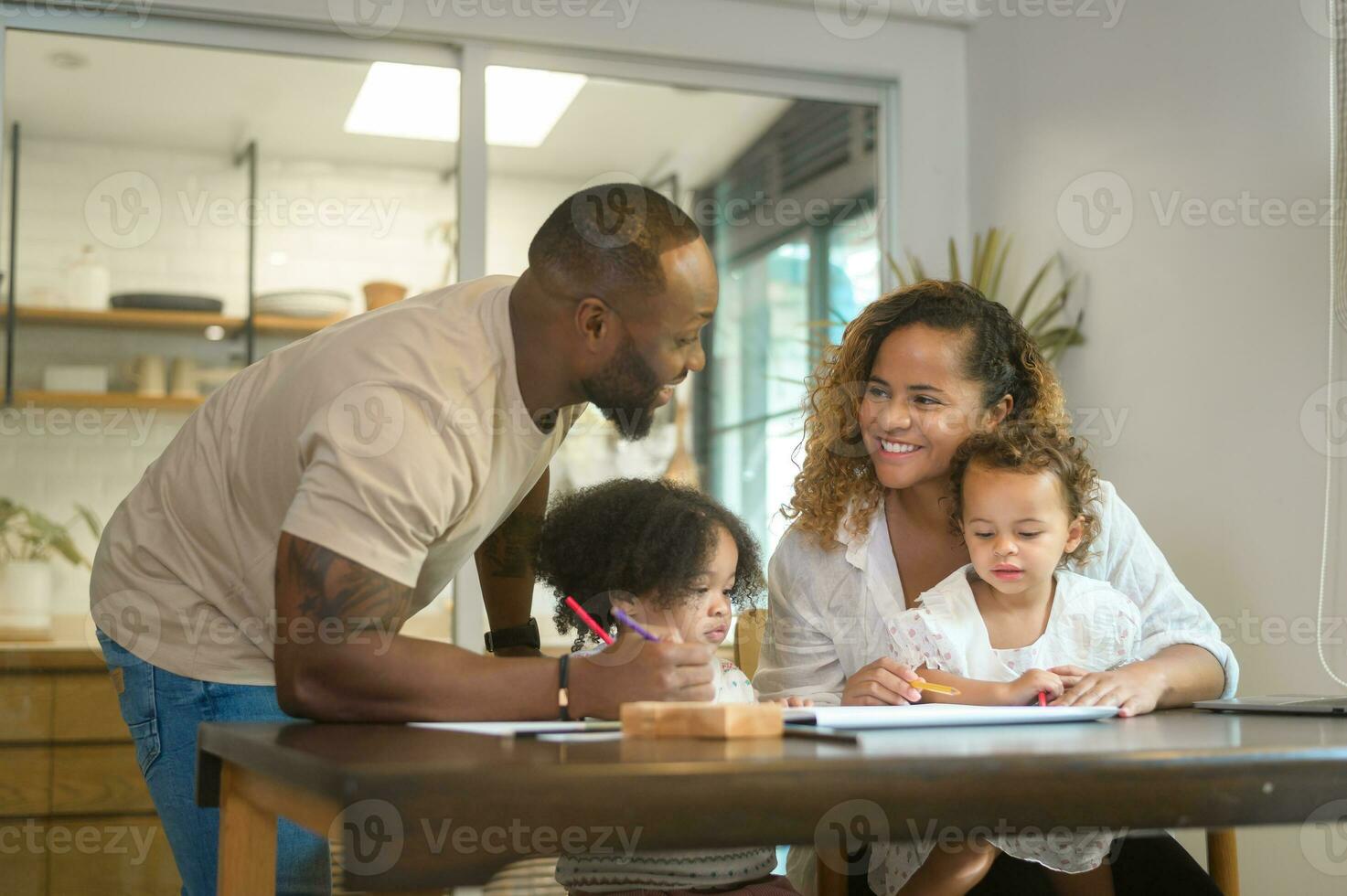 contento africano americano padre jugando y dibujo con hijas en hogar foto