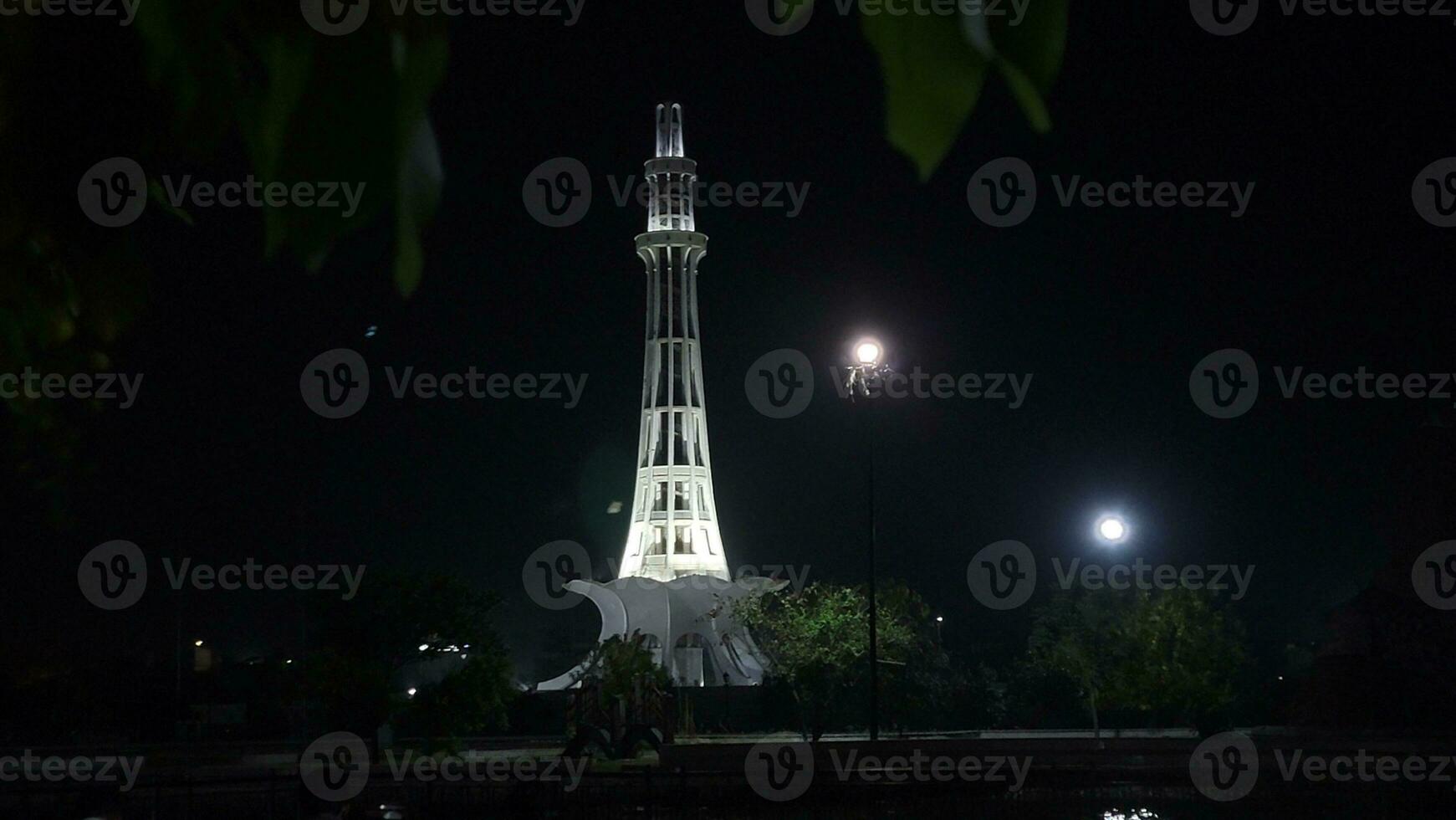 manar Pakistán demostración sus belleza a noche foto