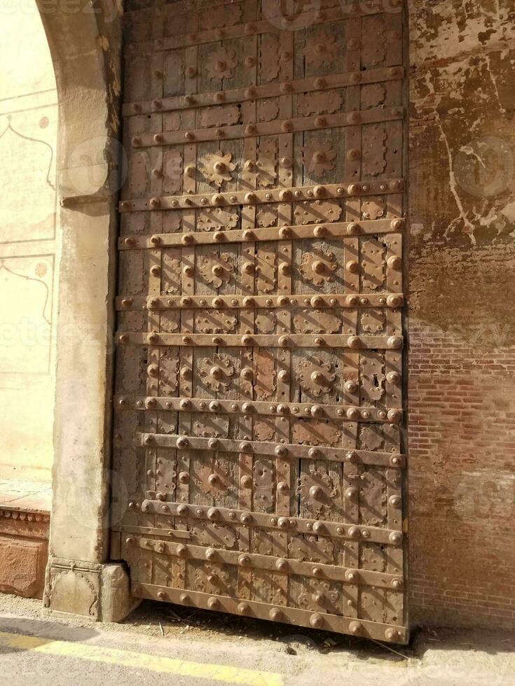 Badshahi Alam gir fort main door close picture photo