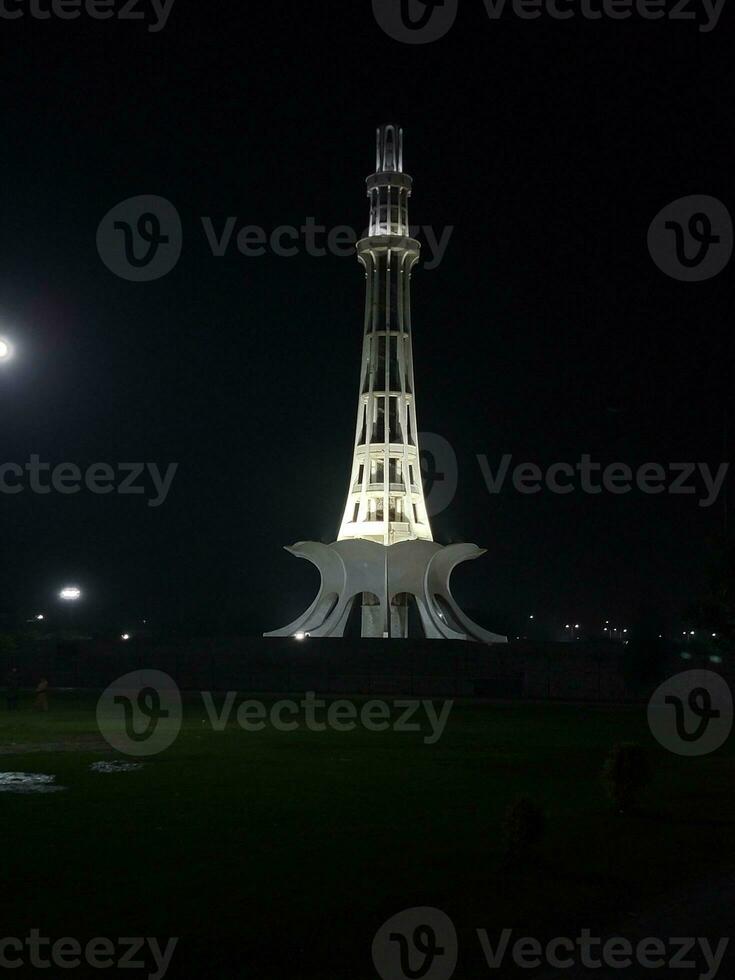 manar Pakistán demostración sus belleza a noche foto
