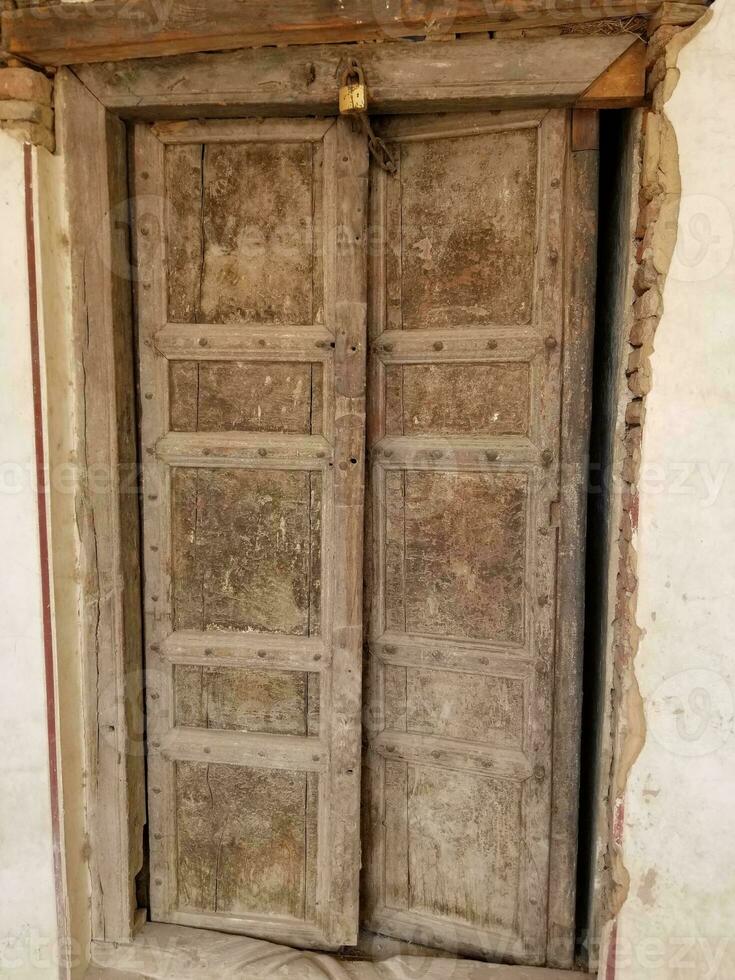 antiguo de madera ventana en lahore foto