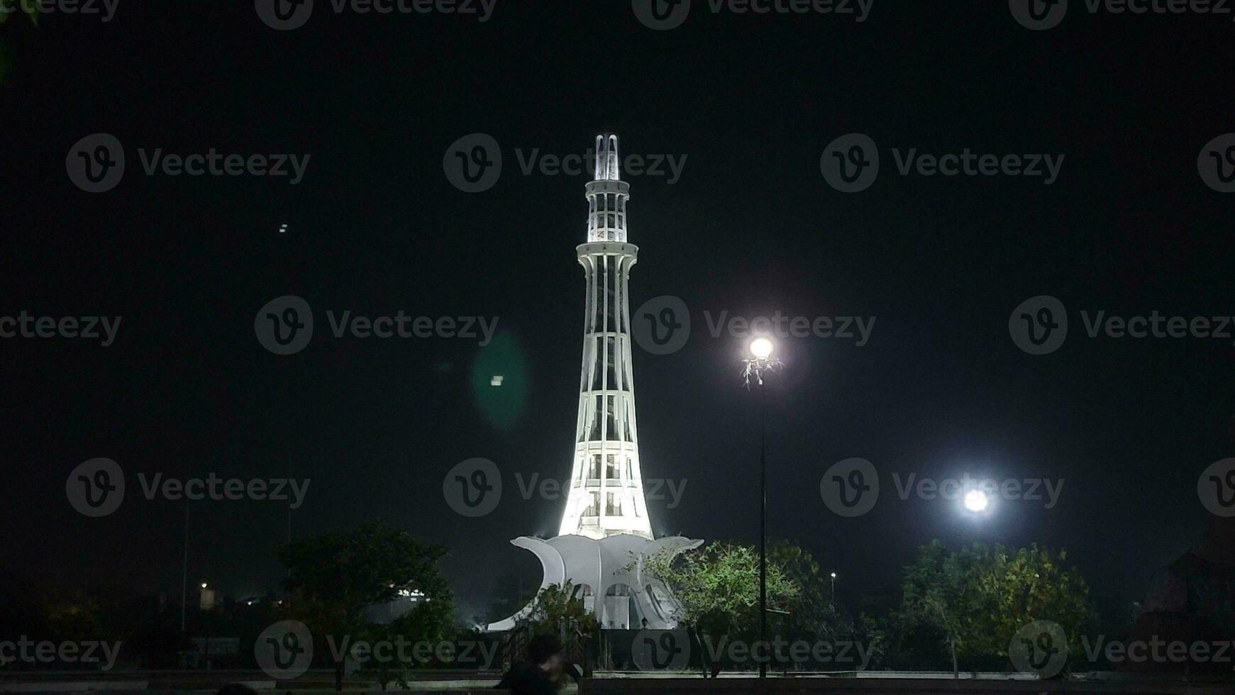 manar Pakistán demostración sus belleza a noche foto