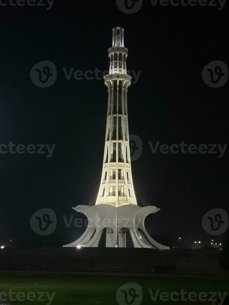 manar Pakistán demostración sus belleza a noche foto