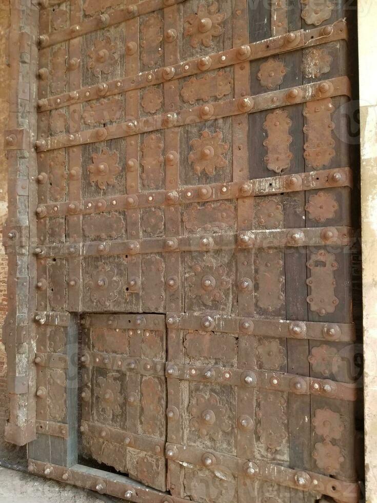 Badshahi Alam gir fort main door close picture photo