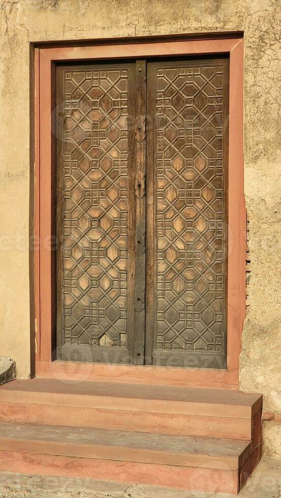 hermosa madera puerta en lahore fuerte foto