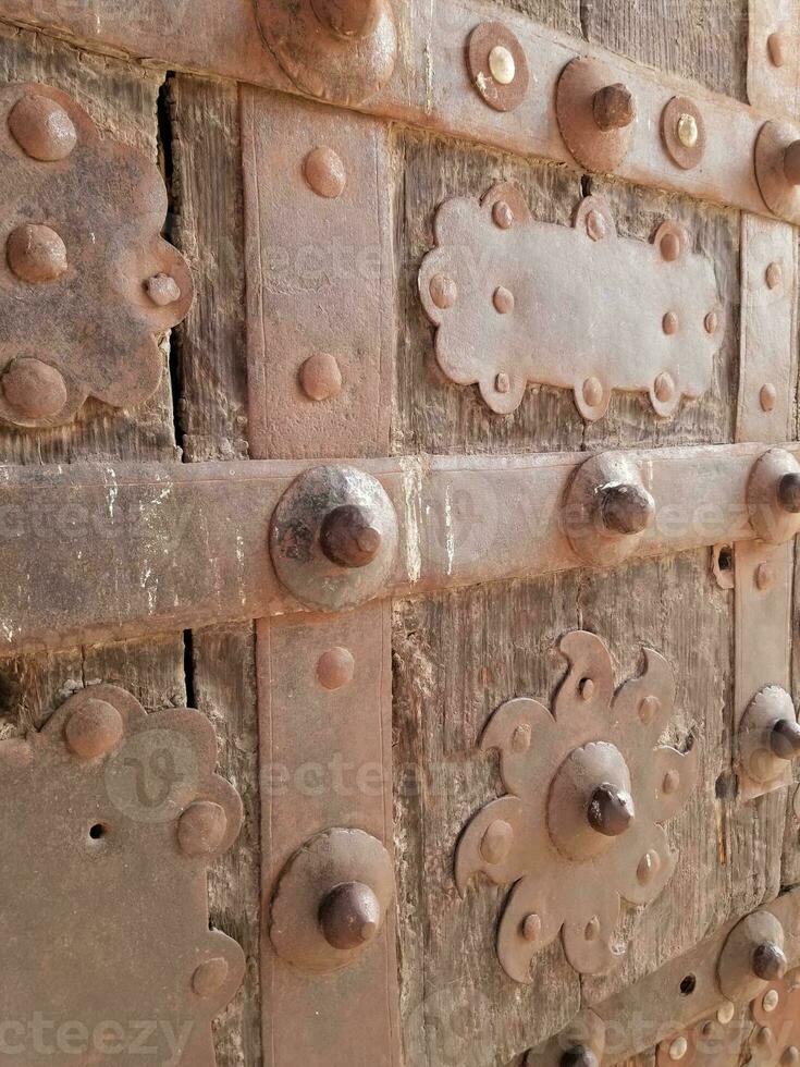 Badshahi Alam gir fort main door close picture photo