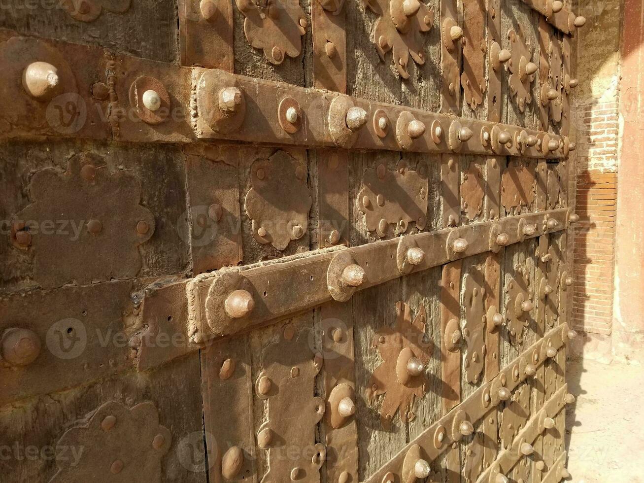Badshahi Alam gir fort main door close picture photo