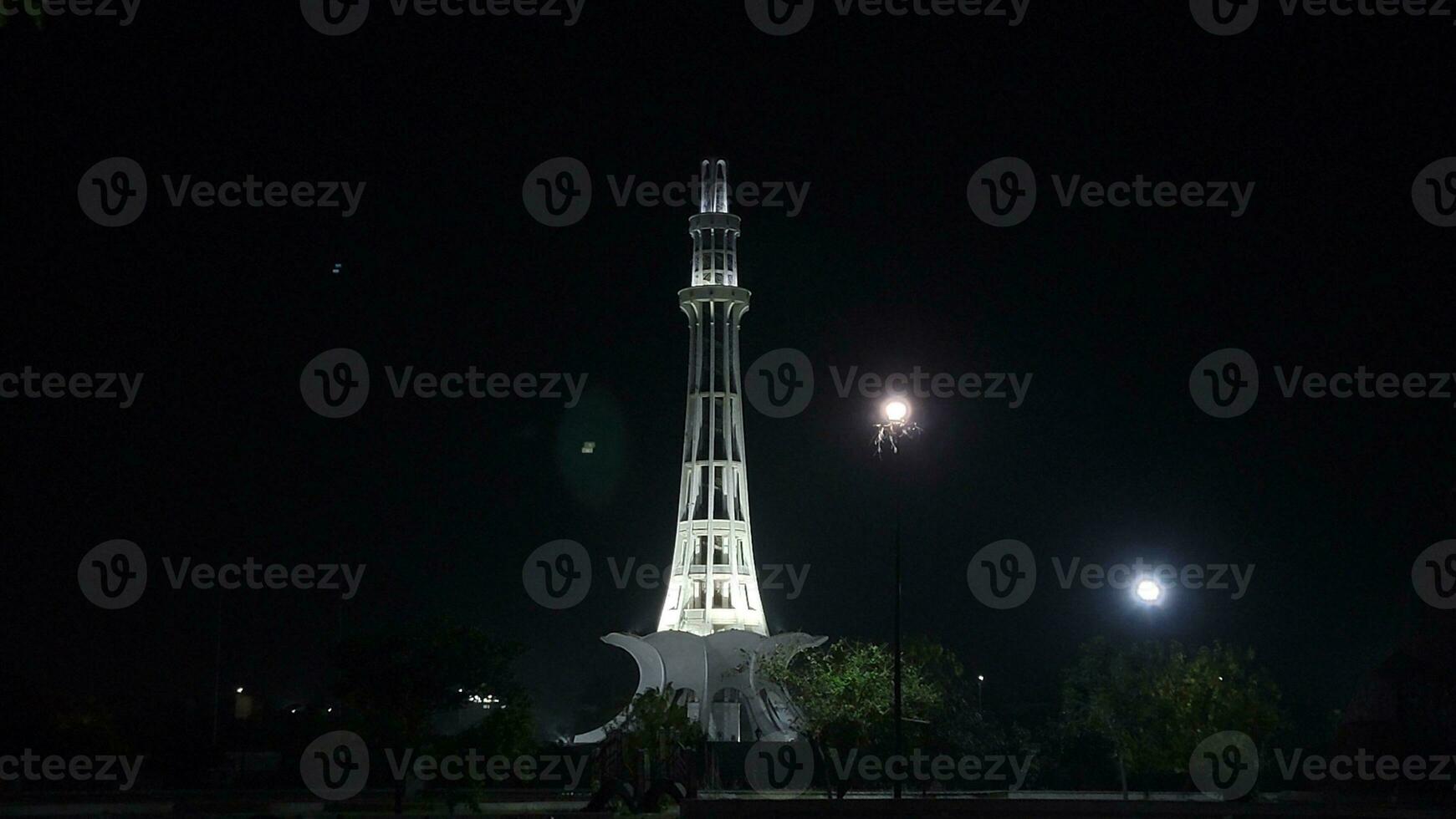 manar Pakistán demostración sus belleza a noche foto