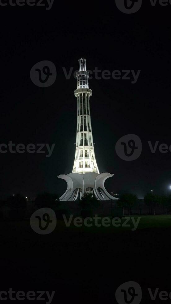 manar Pakistán demostración sus belleza a noche foto