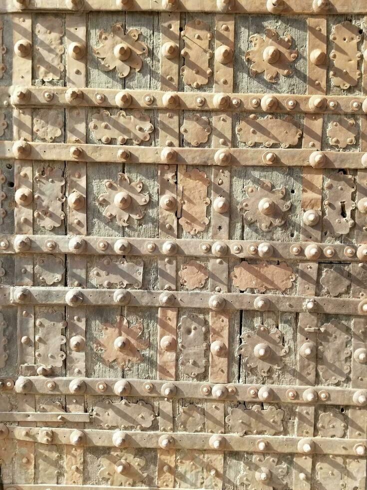 Badshahi Alam gir fort main door close picture photo