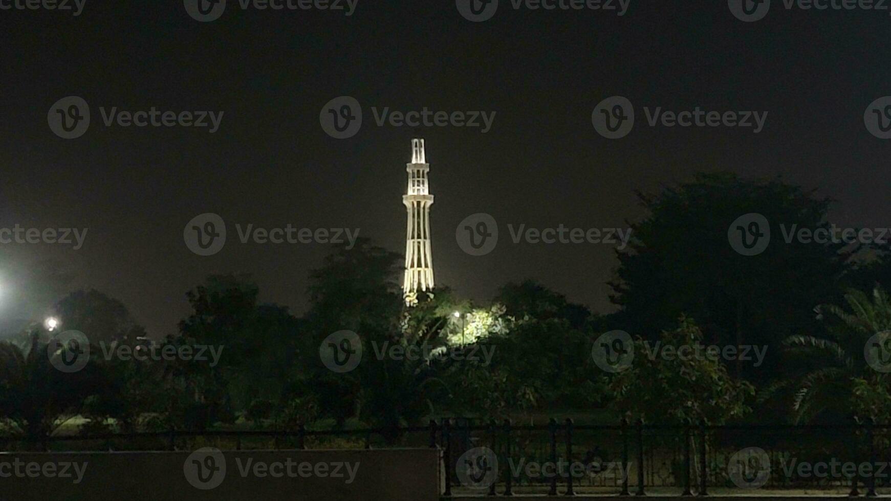 manar Pakistán demostración sus belleza a noche foto