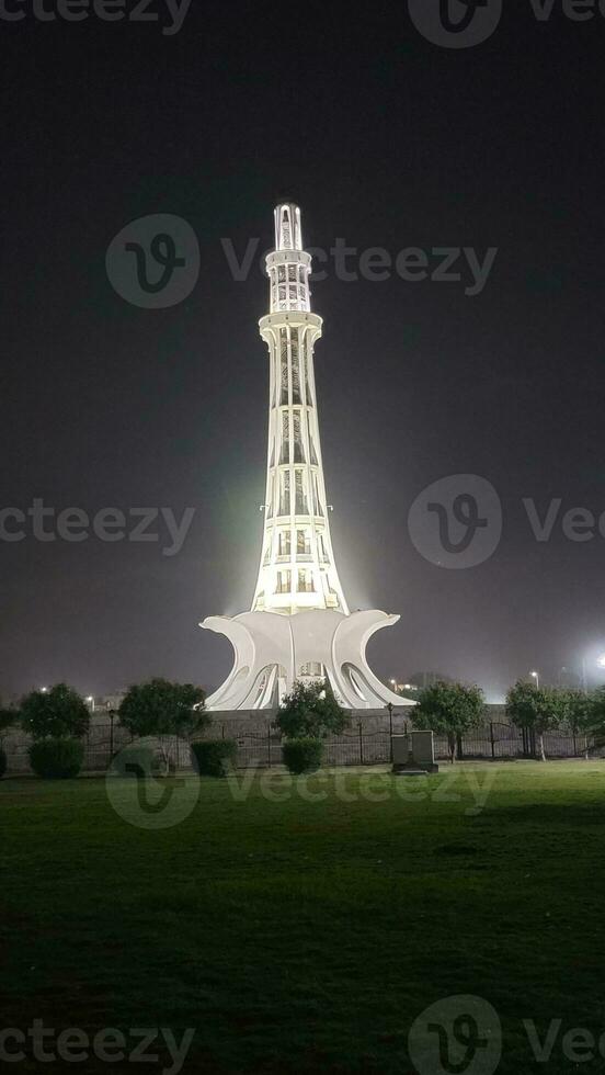 manar Pakistán demostración sus belleza a noche foto