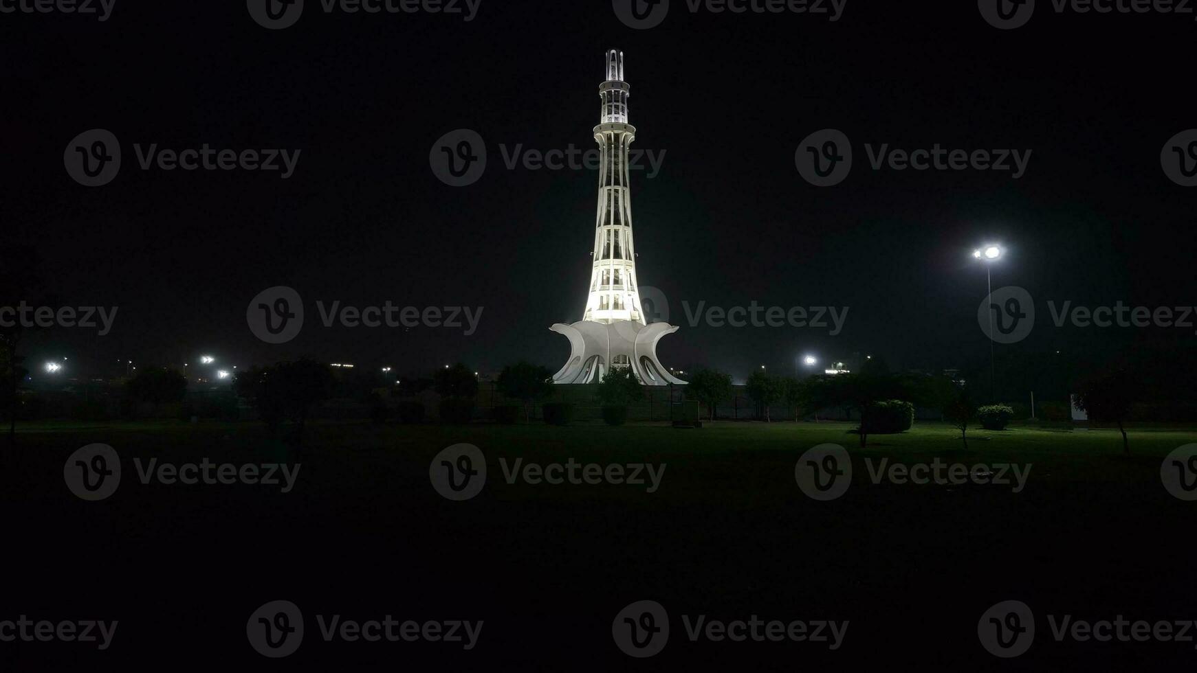 manar Pakistán demostración sus belleza a noche foto