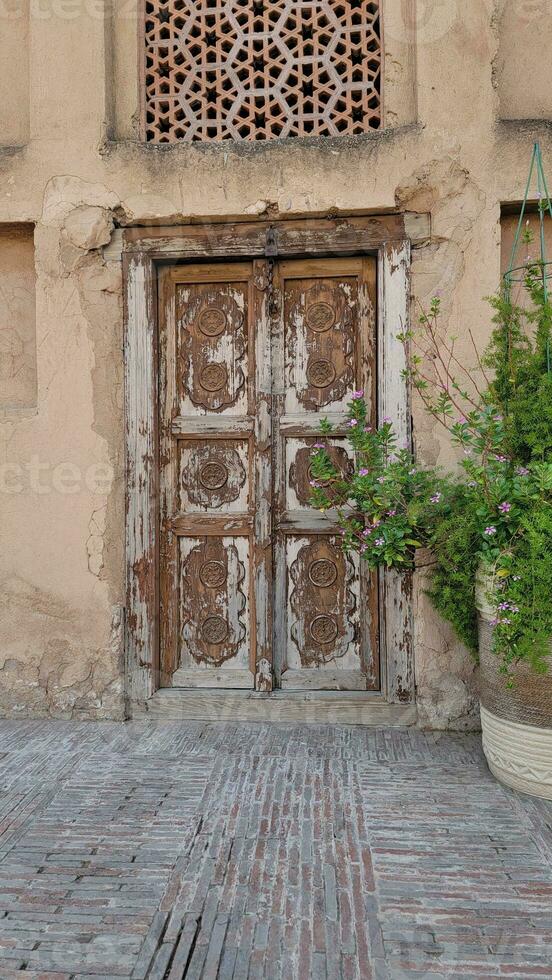 antiguo madera textura puerta a lahore fuerte foto