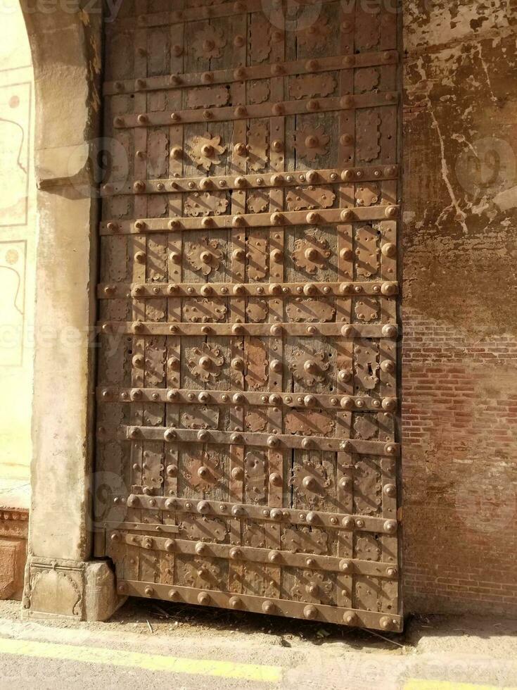 Badshahi Alam gir fort main door close picture photo